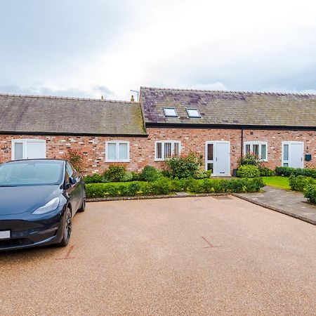 Number 21: A Breathtaking Chester Cottage With Parking Mollington  Eksteriør bilde