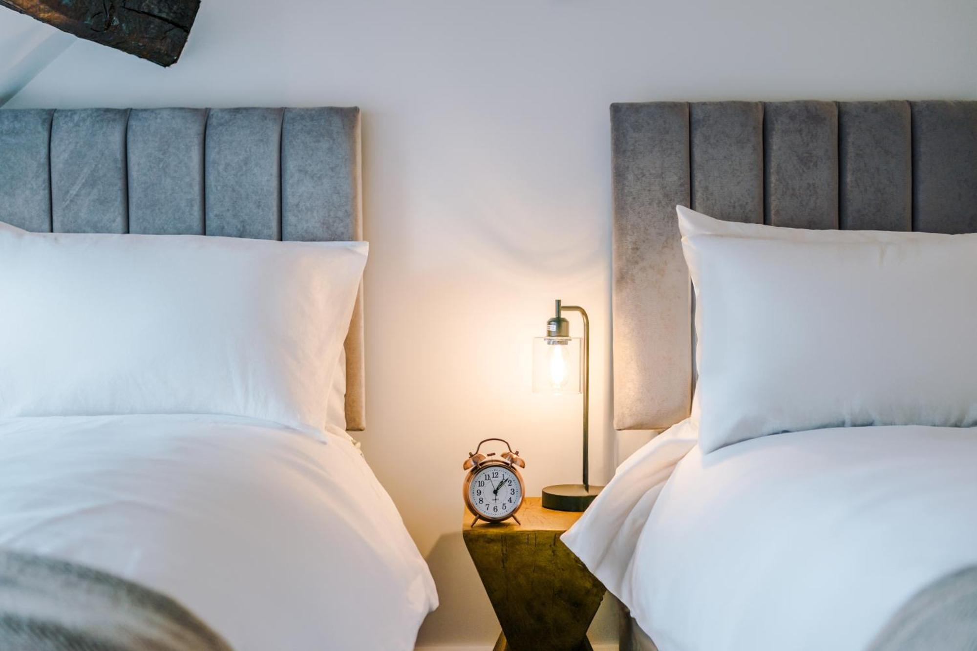 Number 21: A Breathtaking Chester Cottage With Parking Mollington  Eksteriør bilde