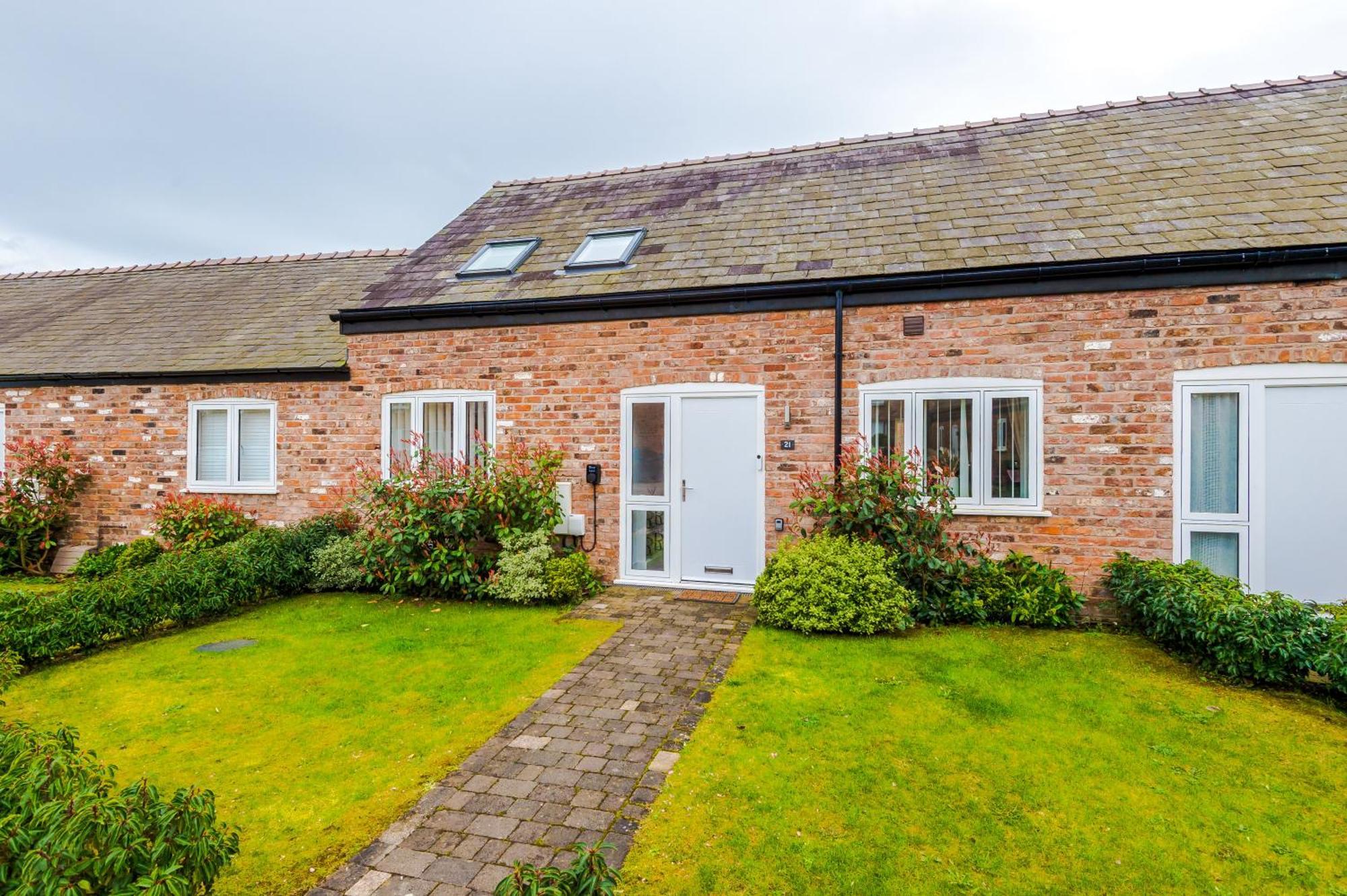 Number 21: A Breathtaking Chester Cottage With Parking Mollington  Eksteriør bilde